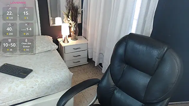 LiaVillalobos online show from 10-18-25, 01:46