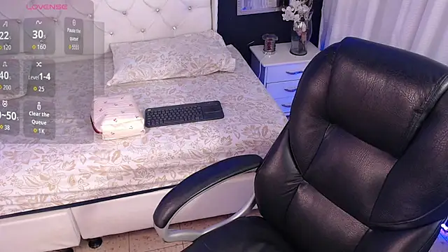 LiaVillalobos online show from 10-10-25, 12:39