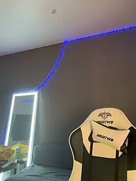 julia fly online show from 02-24-26, 08:37