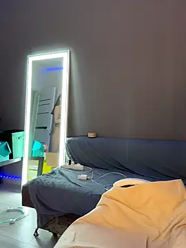 julia fly online show from 12-02-25, 08:49