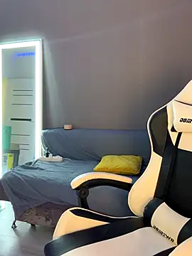 julia fly online show from 11-28-25, 09:53