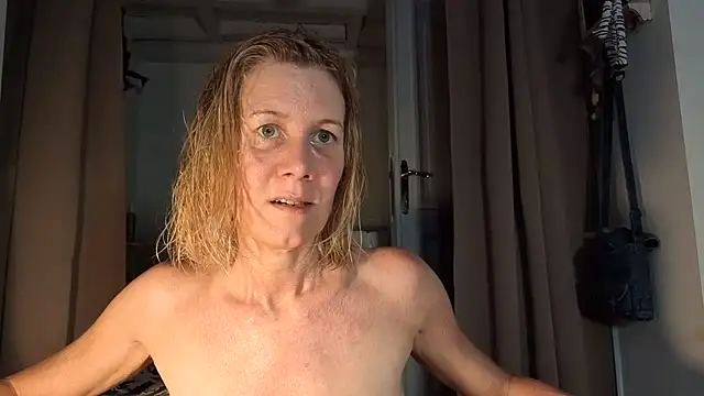 Snapshot of Lola_Belgium chatting on 06-27-26, 01:17 Lola Belgium online show from 06-27-26, 01:17