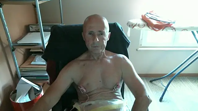Snapshot of olibrius71 chatting on 05-21-26, 05:54 olibrius71 online show from 05-21-26, 05:54