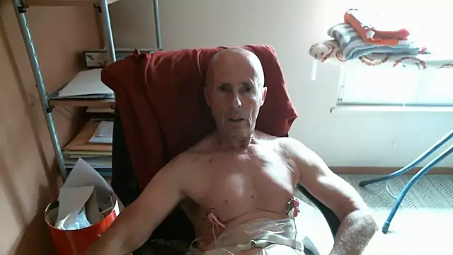 Snapshot of olibrius71 chatting on 04-10-26, 02:24 olibrius71 online show from 04-10-26, 02:24