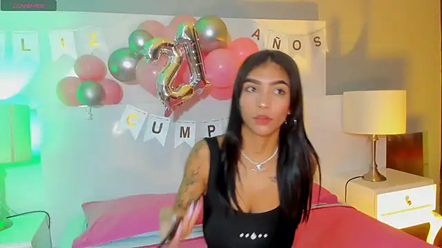 Snapshot of LauraAristizabal chatting on 06-24-26, 12:15 LauraAristizabal online show from 06-24-26, 12:15