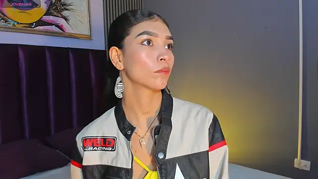 Snapshot of LauraAristizabal chatting on 06-17-26, 12:04 LauraAristizabal online show from 06-17-26, 12:04