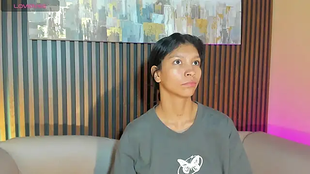 LauraAristizabal online show from 10-22-25, 12:37