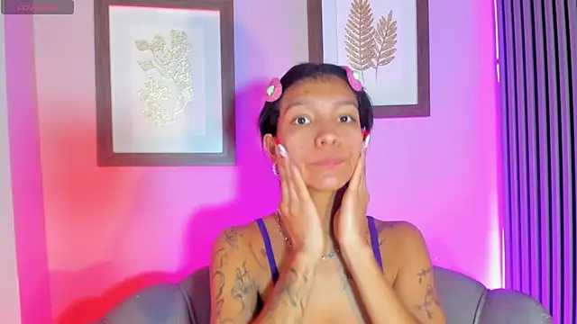 LauraAristizabal online show from 11-26-25, 01:00