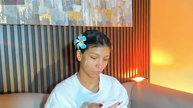 LauraAristizabal online show from 10-23-25, 12:48