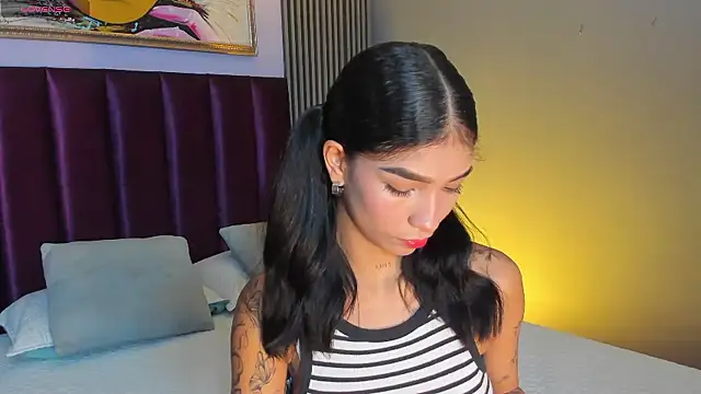 Snapshot of LauraAristizabal chatting on 06-16-26, 12:05 LauraAristizabal online show from 06-16-26, 12:05