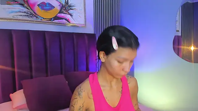 LauraAristizabal online show from 10-31-25, 11:51