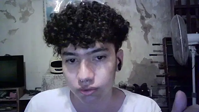 Snapshot of Emv2 chatting on 01-19-26, 05:33 Emv2 online show from 01-19-26, 05:33