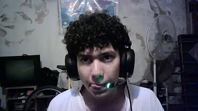 Snapshot of Emv2 chatting on 02-13-26, 04:12 Emv2 online show from 02-13-26, 04:12