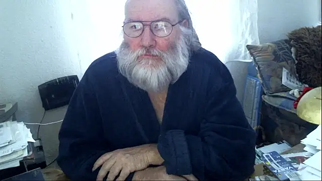 Snapshot of SexySantaC chatting on 02-18-25, 07:43 SexySantaC online show from 02-18-25, 07:43