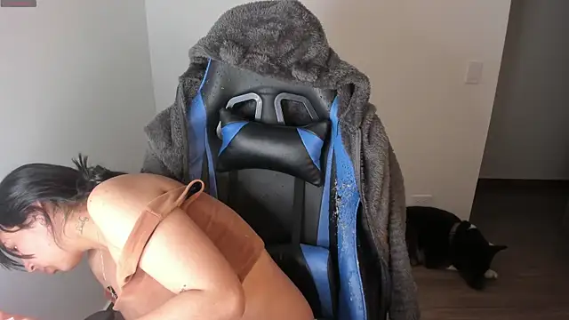 Miss Nicole online show from 10-21-25, 01:16