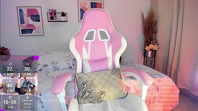 Misslaurenn online show from 11-28-25, 11:49