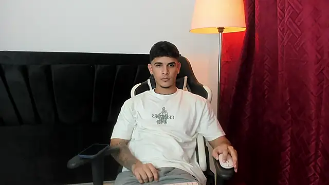 Snapshot of Evan_stoner chatting on 09-25-25, 04:07 Evan stoner online show from 09-25-25, 04:07