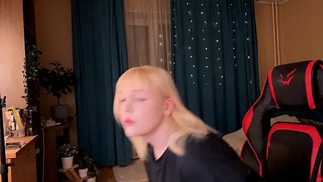 Snapshot of LisaLaas chatting on 10-02-25, 04:10 LisaLaas online show from 10-02-25, 04:10