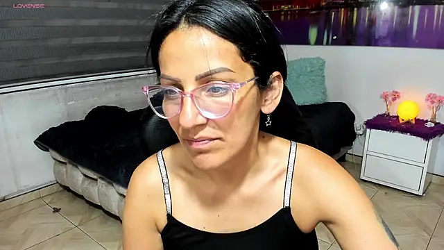 Snapshot of alma_blue chatting on 06-06-26, 11:21 alma blue online show from 06-06-26, 11:21