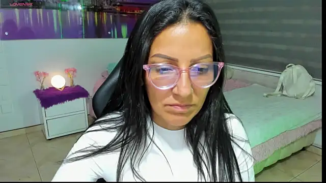 Snapshot of alma_blue chatting on 06-20-26, 11:32 alma blue online show from 06-20-26, 11:32