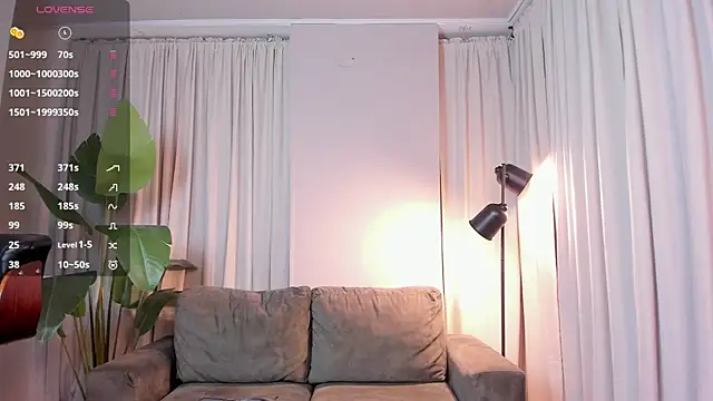 Snapshot of julesbennet chatting on 05-31-26, 11:27 julesbennet online show from 05-31-26, 11:27