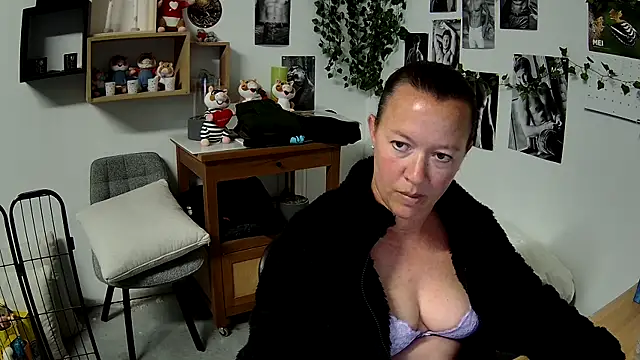 Snapshot of AnyaKrey@xh chatting on 05-12-26, 11:27 AnyaKreyxh online show from 05-12-26, 11:27
