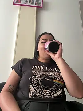 Snapshot of Abril_Luv chatting on 04-13-26, 01:15 Abril Luv online show from 04-13-26, 01:15