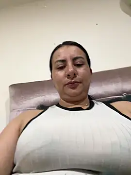 Snapshot of Abril_Luv chatting on 03-25-26, 01:39 Abril Luv online show from 03-25-26, 01:39