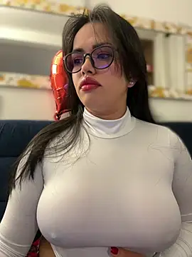 Snapshot of andra_rose chatting on 02-14-25, 12:09 andra rose online show from 02-14-25, 12:09