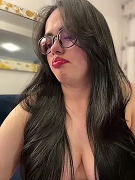 Snapshot of andra_rose chatting on 02-17-25, 12:11 andra rose online show from 02-17-25, 12:11