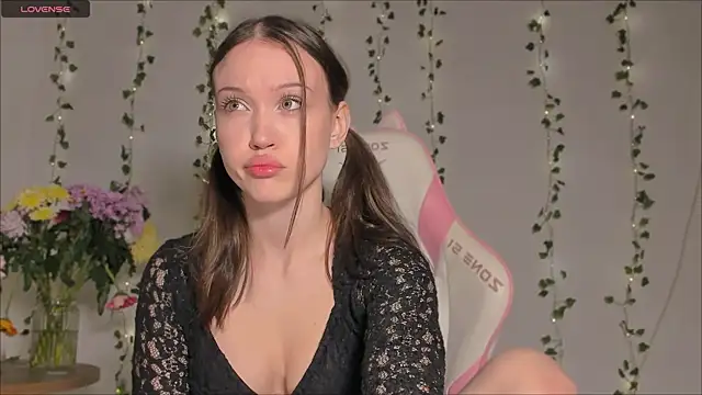 Amelia Lein online show from 12-14-25, 12:39