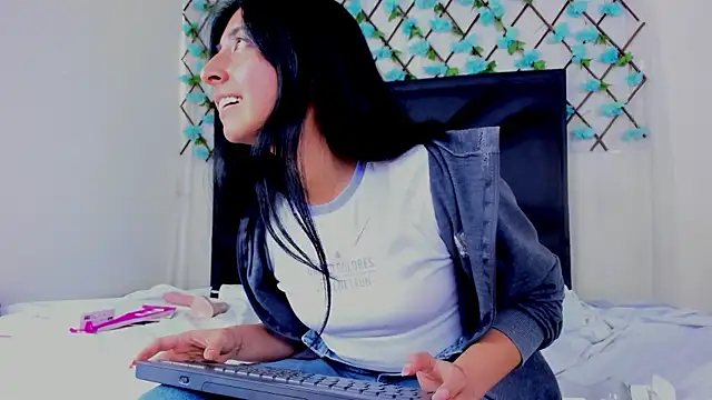 Snapshot of EmmaWilliamss chatting on 06-24-26, 03:21 EmmaWilliamss online show from 06-24-26, 03:21