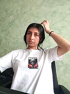 Snapshot of EmmaWilliamss chatting on 03-27-26, 08:21 EmmaWilliamss online show from 03-27-26, 08:21