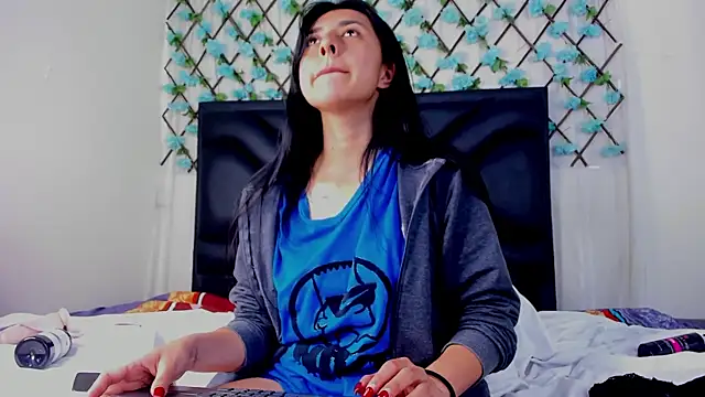 Snapshot of EmmaWilliamss chatting on 03-26-26, 01:53 EmmaWilliamss online show from 03-26-26, 01:53