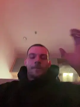 Snapshot of Z1uk chatting on 01-11-26, 02:29 Z1uk online show from 01-11-26, 02:29