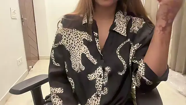 Snapshot of Queen_Sakhi chatting on 03-19-25, 07:49 Queen Sakhi online show from 03-19-25, 07:49