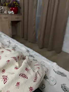 Snapshot of mihaixxx1 chatting on 10-19-25, 08:11 mihaixxx1 online show from 10-19-25, 08:11