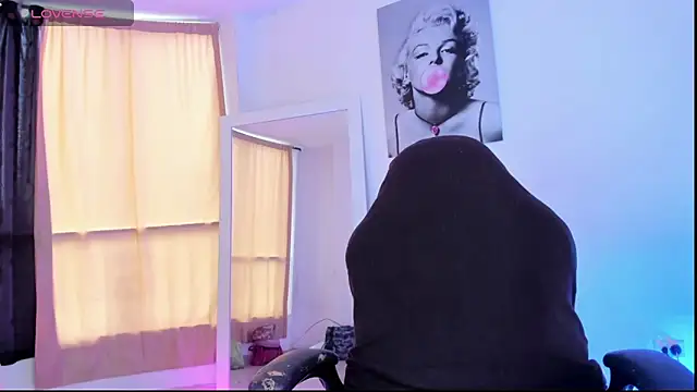 Snapshot of caroldirty chatting on 10-10-25, 08:31 caroldirty online show from 10-10-25, 08:31