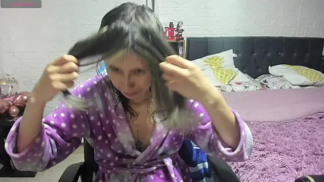 Snapshot of lauren_ashlee chatting on 02-19-25, 03:38 lauren ashlee online show from 02-19-25, 03:38