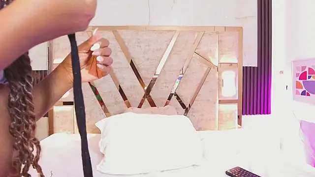 Athenea Mills online show from 10-09-25, 07:03