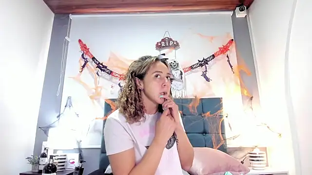 charlott lens online show from 10-24-25, 05:45