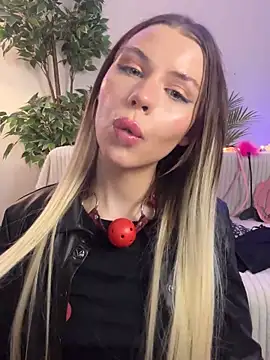 Snapshot of KittyKatyDream chatting on 02-03-25, 07:31 KittyKatyDream online show from 02-03-25, 07:31