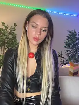 Snapshot of KittyKatyDream chatting on 03-01-25, 01:00 KittyKatyDream online show from 03-01-25, 01:00