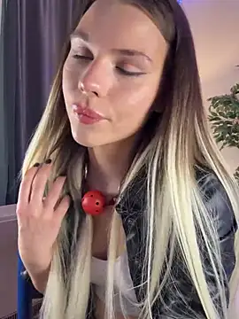 Snapshot of KittyKatyDream chatting on 02-05-25, 05:20 KittyKatyDream online show from 02-05-25, 05:20