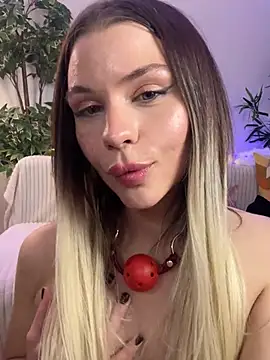 Snapshot of KittyKatyDream chatting on 02-03-25, 10:32 KittyKatyDream online show from 02-03-25, 10:32