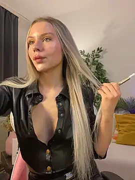 Snapshot of KittyKatyDream chatting on 11-04-25, 03:38 KittyKatyDream online show from 11-04-25, 03:38