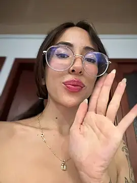 lauravasquez online show from 02-17-25, 04:39