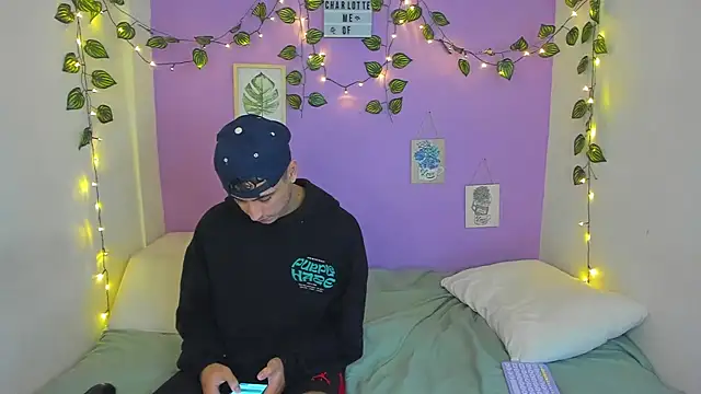 Snapshot of charlottte_queen chatting on 12-29-24, 07:22 charlottte queen online show from 12-29-24, 07:22