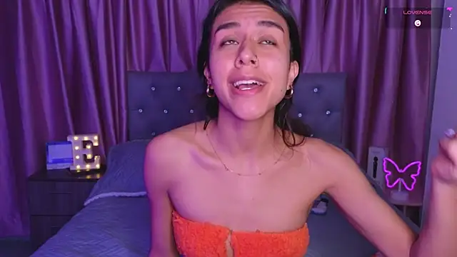 Snapshot of Emiily_Scott1 chatting on 11-12-25, 10:35 Emiily Scott1 online show from 11-12-25, 10:35