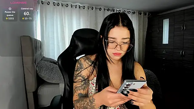 aliice walker  online show from 11-28-25, 06:19